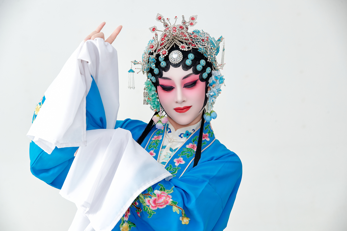 京剧和昆曲中的青衣(女角色)扮演者,是中国戏曲的国宝.