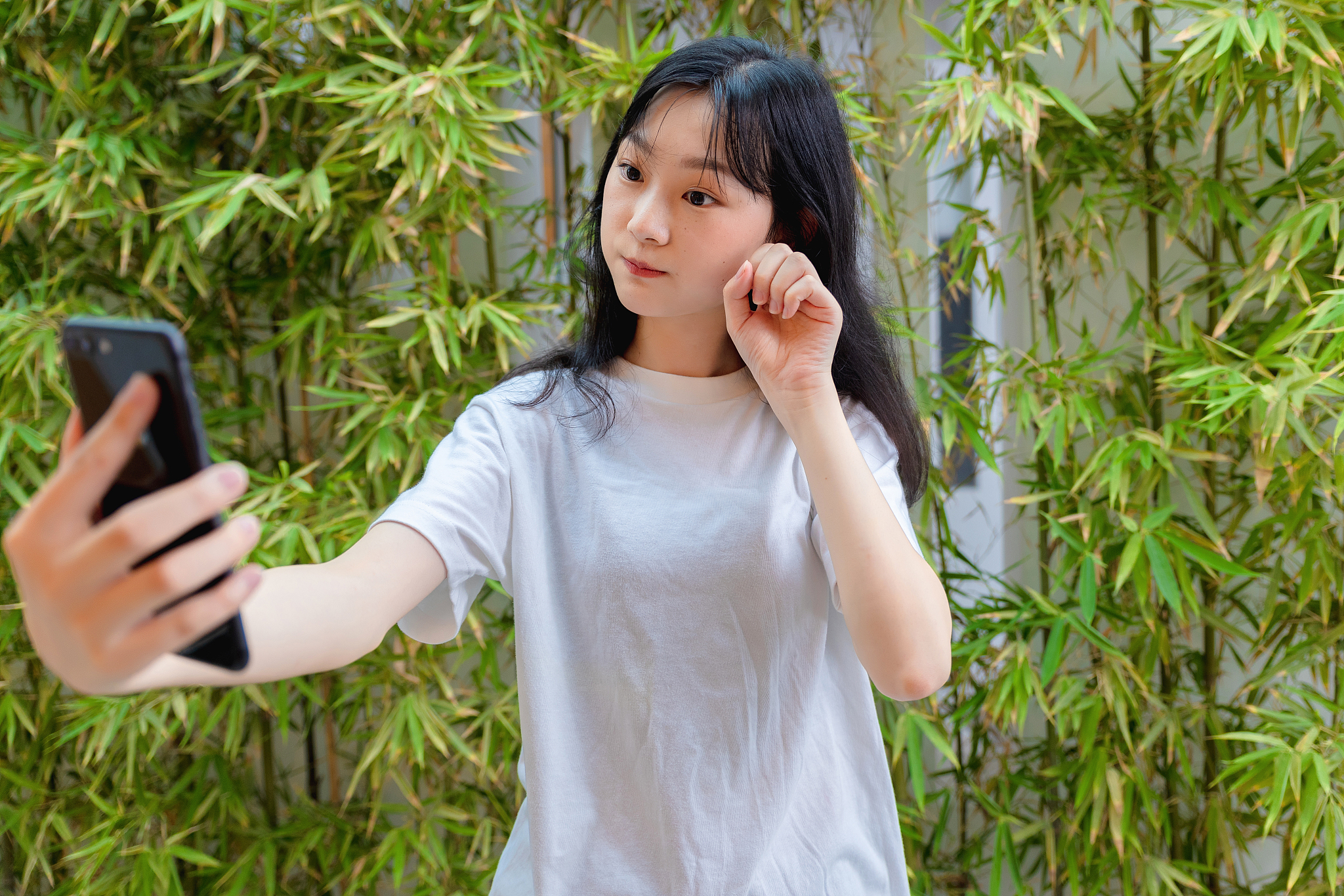 正在使用手机的清纯女孩
