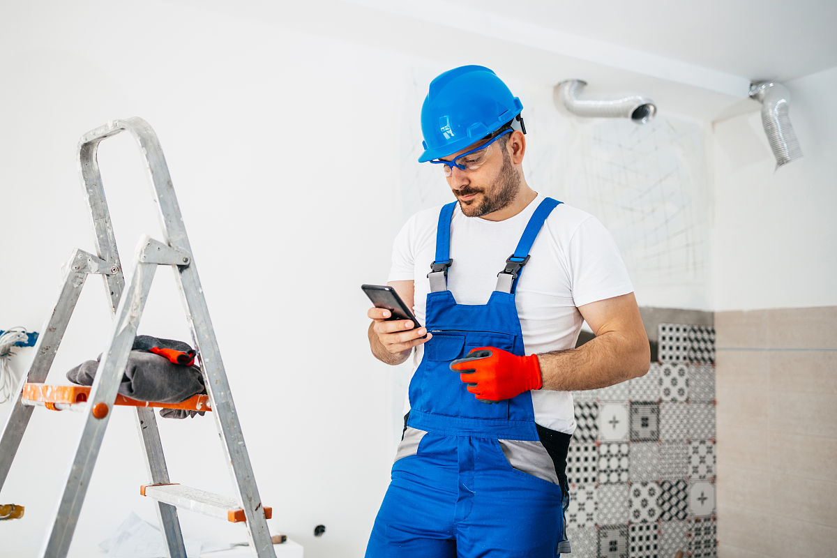 工作中的专业房屋建造者