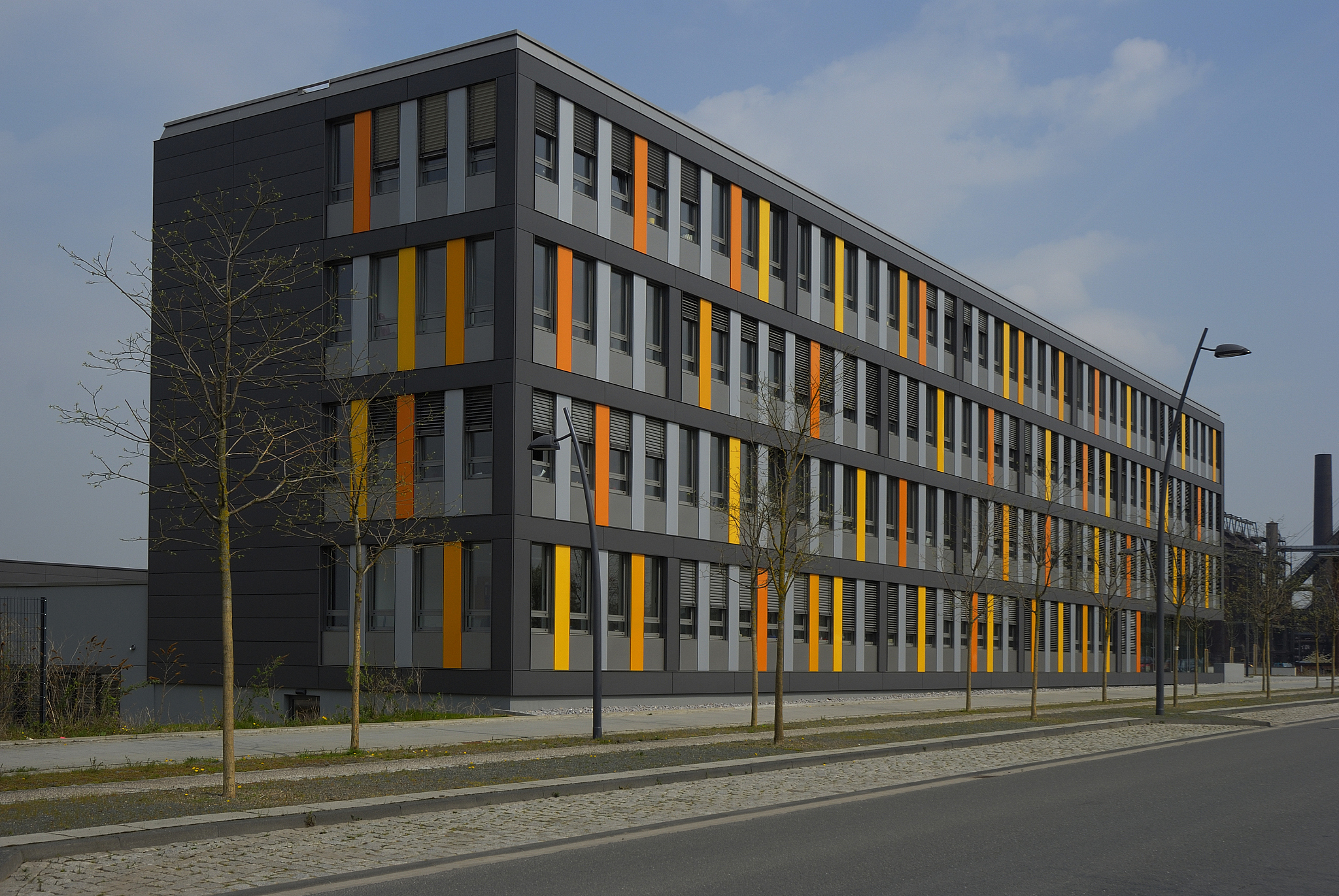 This document is the structural design and calculation for the office building of Zaozhuang Sanhe Machinery Co Ltd The design takes into account various requirements for building design and seismic re