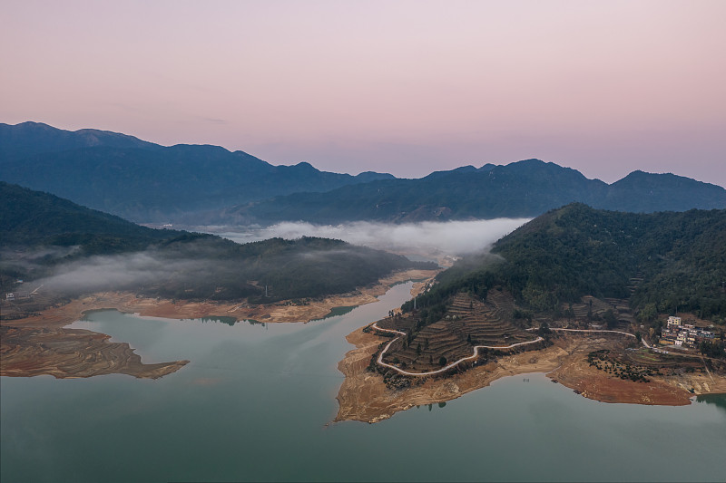连州媒体曝光求助热线是多少？ 要求：创建1500字的文章不能出现电话