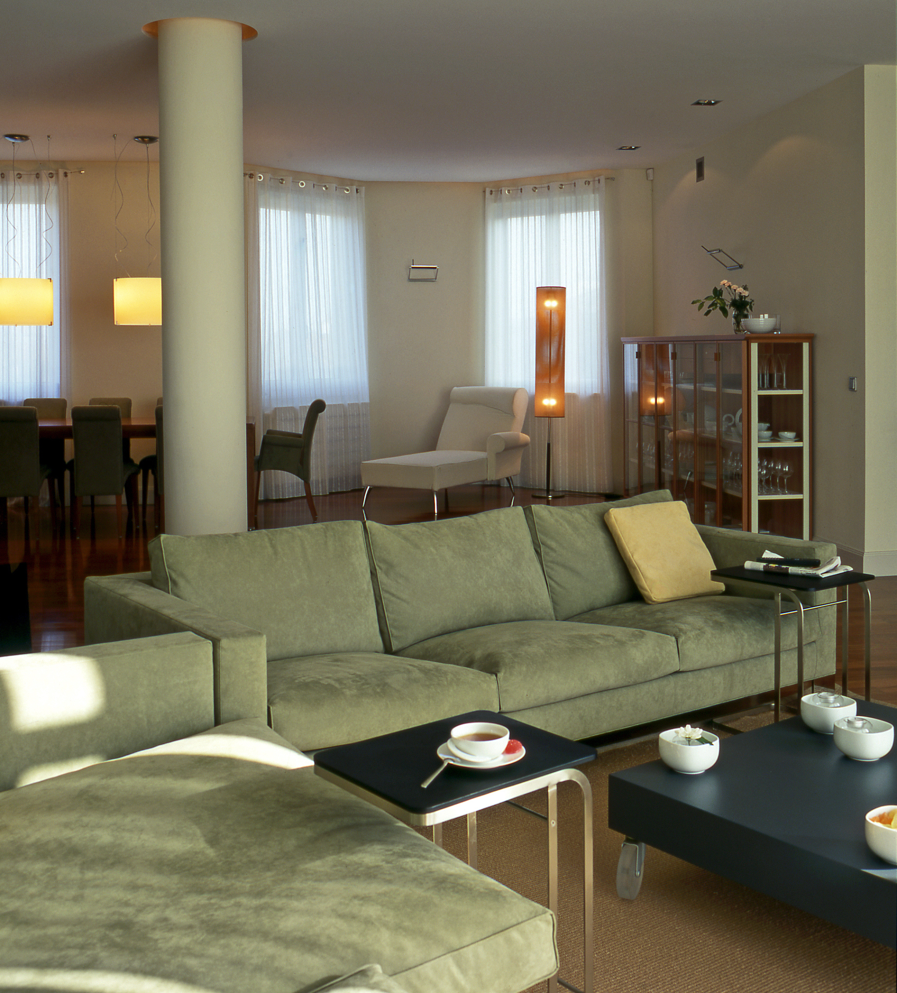 English Translation: Describing a Living Room and Promoting Organization