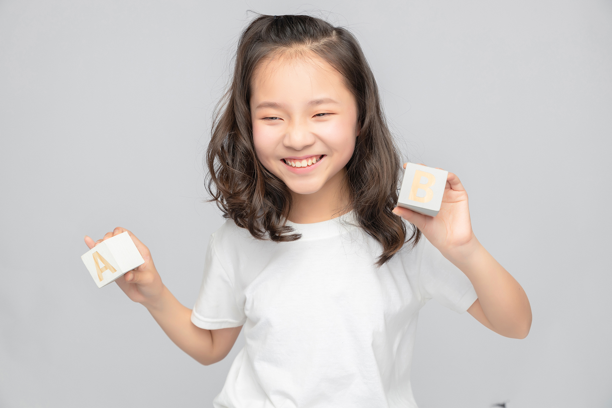 灰色背景里的亚洲小学女生