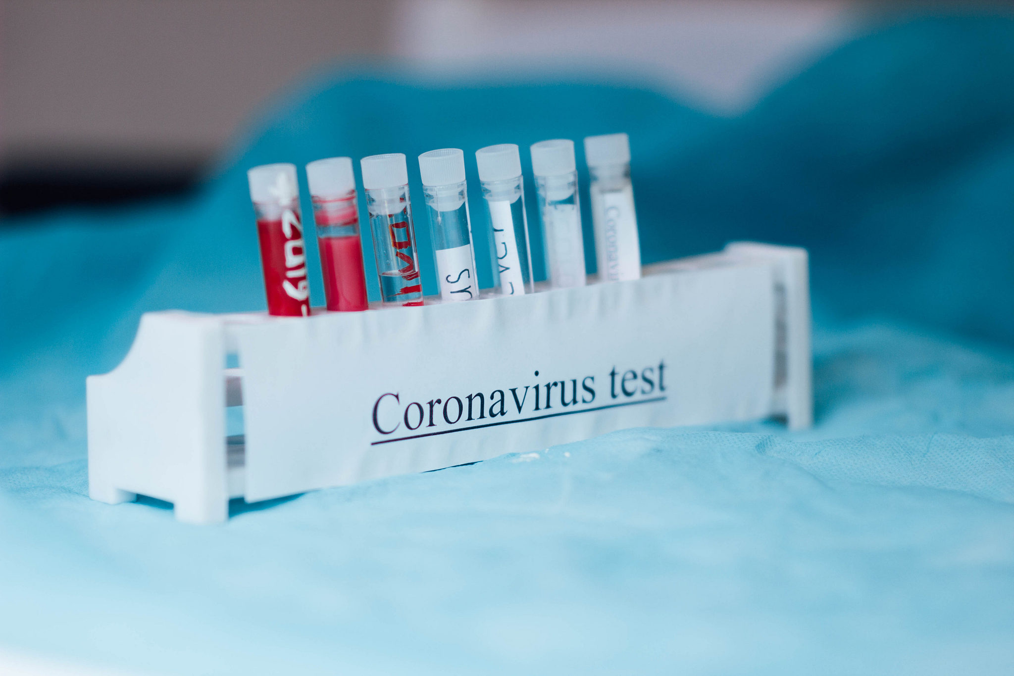 你知道蚊子最喜欢叮咬哪些人吗？两个人呆在一起的时候为什么蚊子只咬你呢？很多人认为这跟你的血型有关系或者是跟你的皮肤好有关系。实际上这些说法都是不对的只不过是一传十十传百罢了。看到最后结果可能会让你大吃一惊。大家都知道蚊子是世界上杀死人最多的生物平均每年都有7亿人因蚊子叮咬而患病其中又有100万人因此而死去这是一个极为可怕的数字。蚊子咬你一口你就认为起了个包并不会太在意。但事实真的那么简单吗？据研究