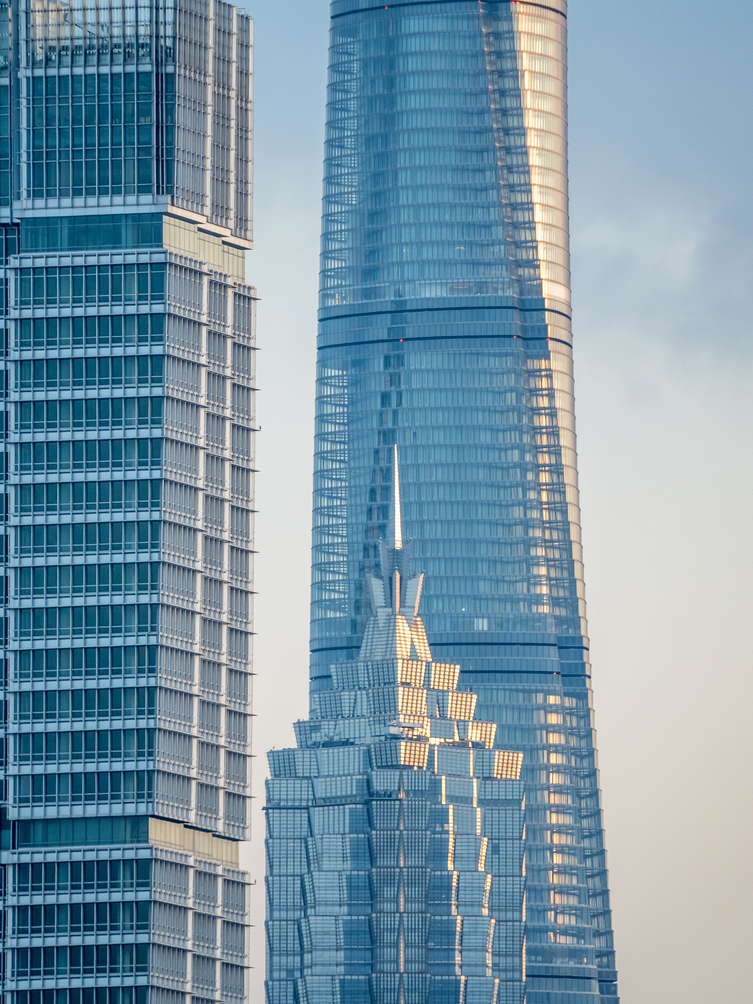 上海中心大厦：钢结构建筑的典范