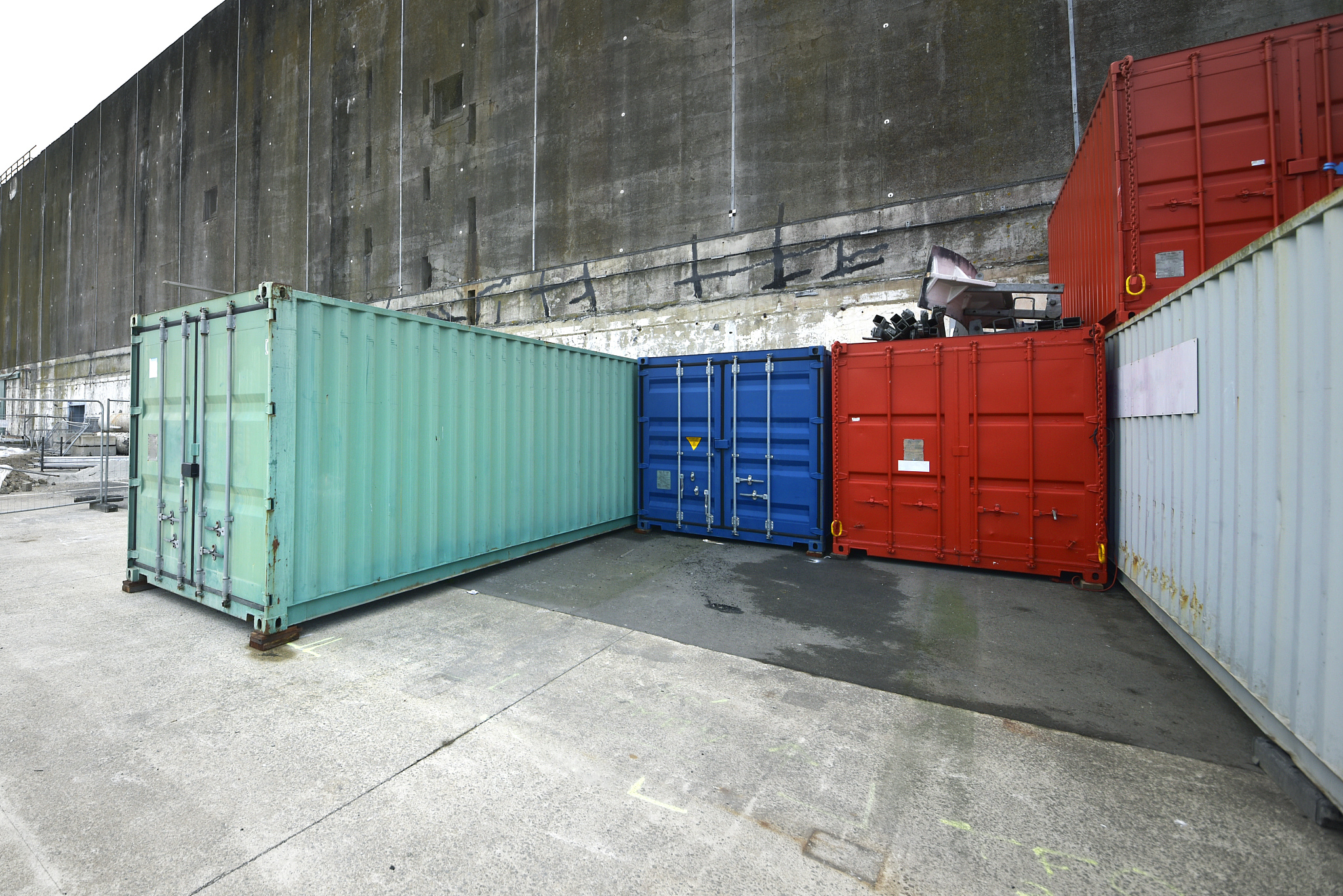 请翻译根据收货人消息他们打开集装箱门时即发现货物包装水湿和集装箱顶部有破洞。我们现场检验发现水湿货物均位于破洞下方且越靠近的破洞的包装水湿越严重因此我们推测是由于水从破洞进入集装箱而导致的包装水湿且对水湿位置的硝酸银溶液测试未见反应说明水湿为淡水导致。关于集装箱破洞的成因我们发现破洞为撕裂伤且向集装箱内凹陷我们认为破洞为集装箱外部受力导致损坏。具体何时何地造成的损坏由于缺乏信息很难判断。我们希望委