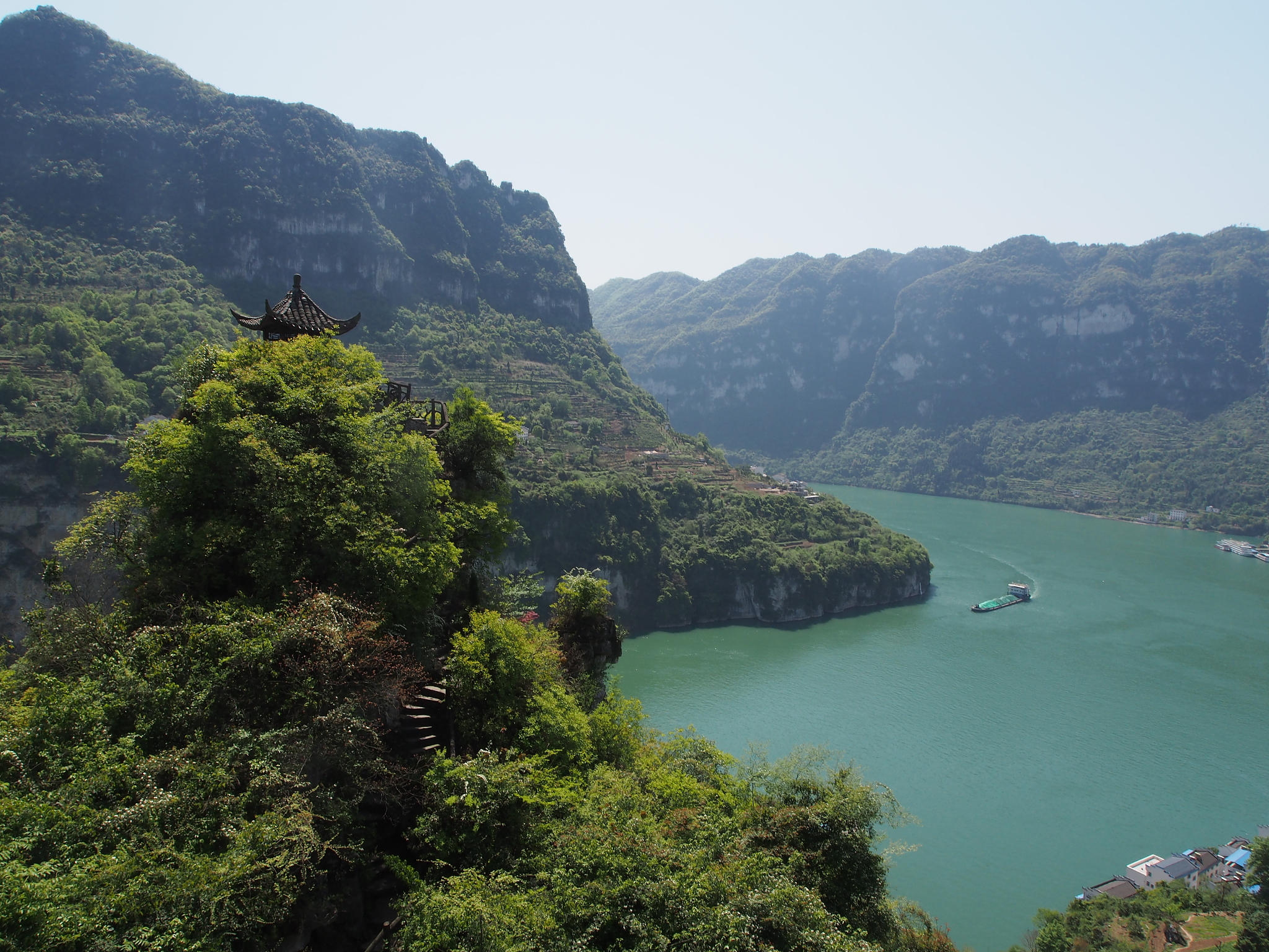 三峡地区地理位置：长江上游的重要枢纽