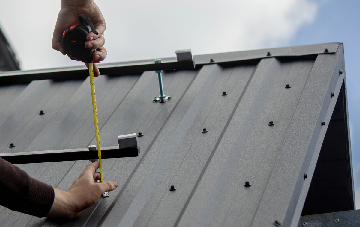 写一篇不少于500词的pu板如何在金属车库上安装的的文章
