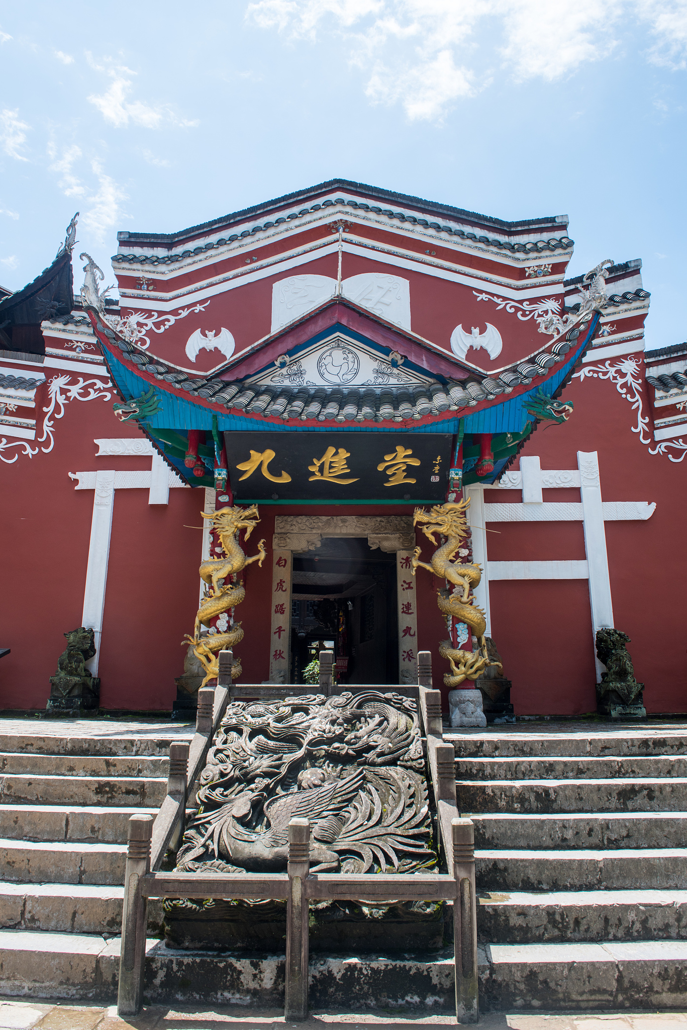 促进湖北恩施州旅游业发展的金融对策中通过鼓励个人共同开办旅游企业的具体做法写一段话