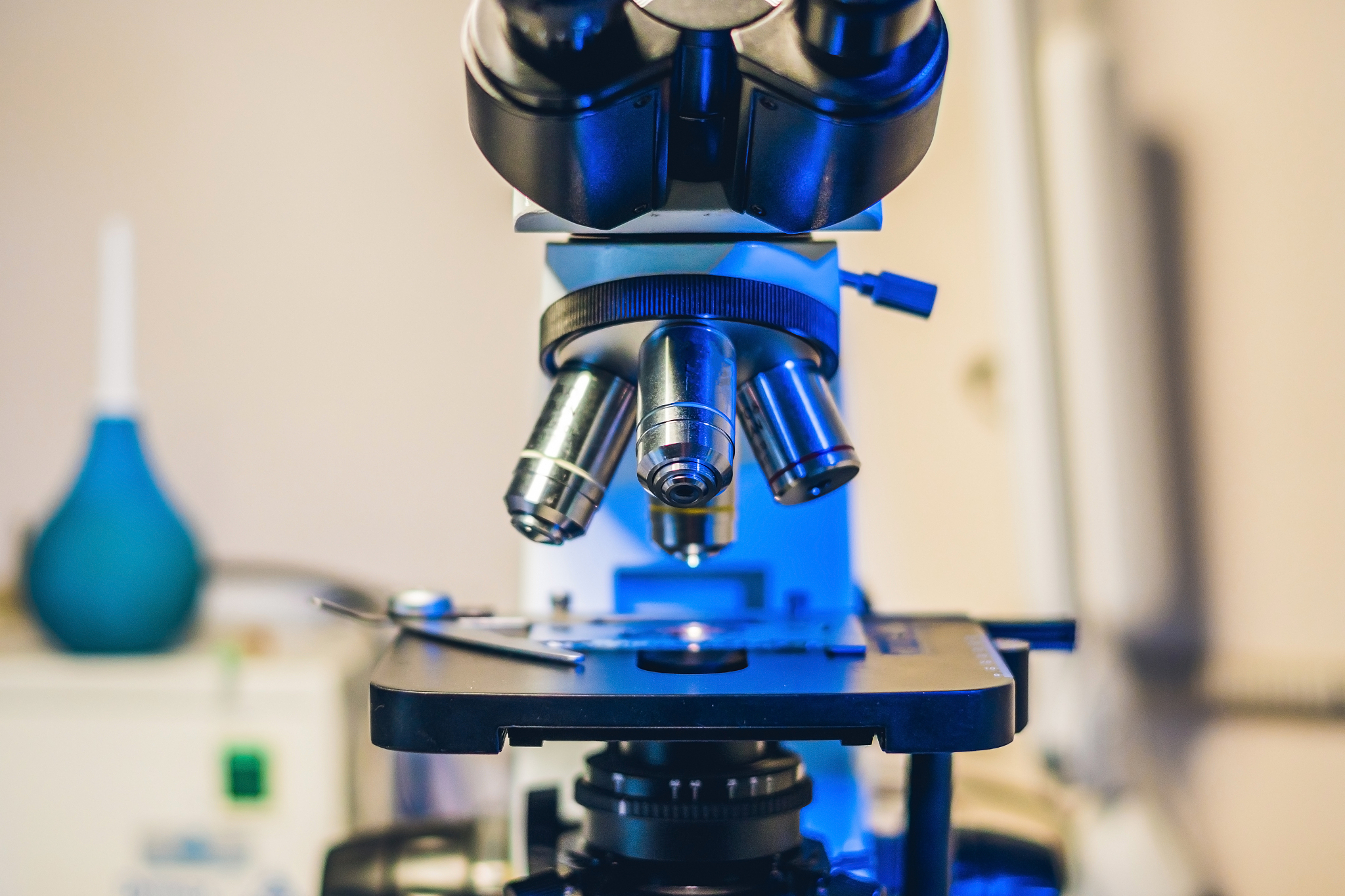 透射电子显微镜透射电子显微镜Transmission Electron MicroscopeTEM是一种高分辨率的电子显微镜它利用电子束穿透样品并通过样品的相互作用和散射来形成图像。TEM可以获得非常高的分辨率可以观察到纳米尺度的结构和物质的原子结构。TEM广泛应用于材料科学、生物学、化学、地质学等领域可以用来研究材料的结构、组成、形貌、晶体结构等。作用原理