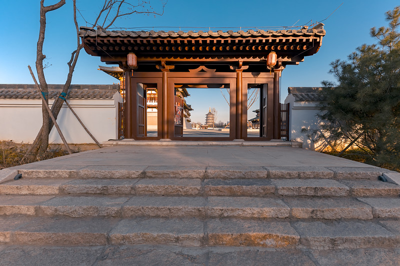 洛阳建中学升学率高，教师队伍强大，培养综合素质