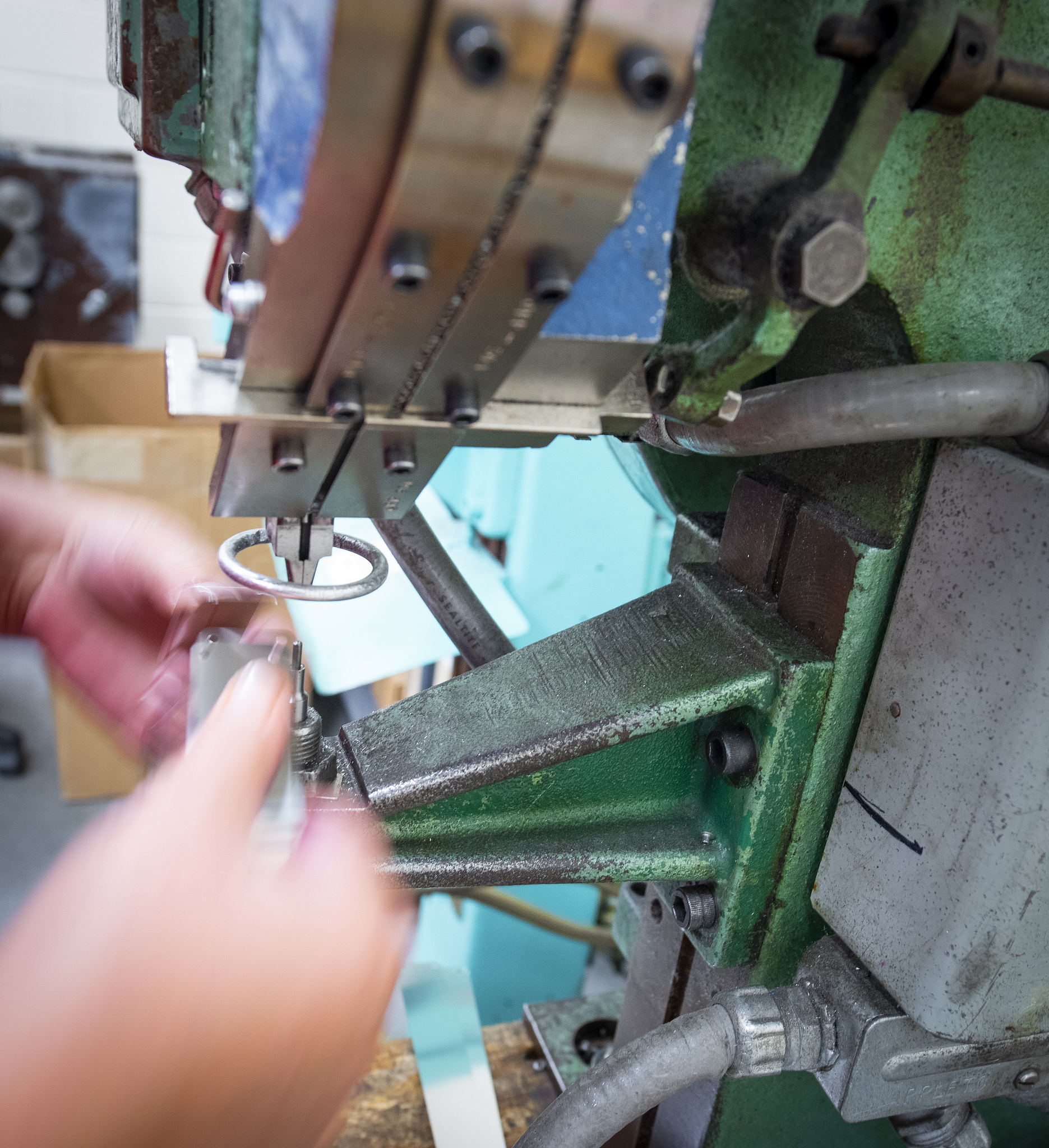 光伏焊带冲孔裁切机-提高光伏组件生产效率的关键设备