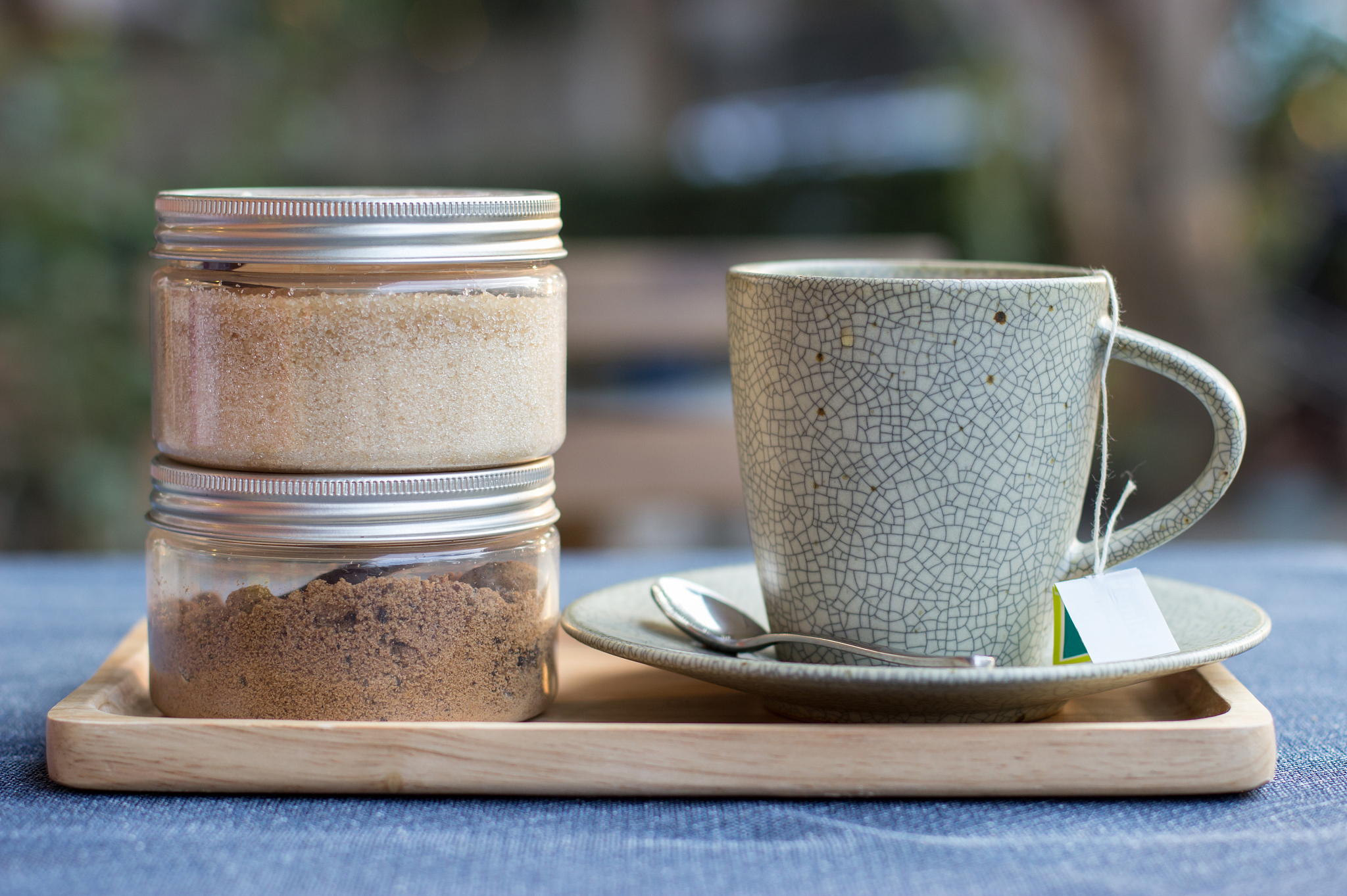 Hi Profaris这是吴教授送给你的礼物一套方便旅行用的茶具非常漂亮陶瓷是中国传统的礼物一般送给最好的朋友寓意永恒的友谊用英文给Aria介绍礼物