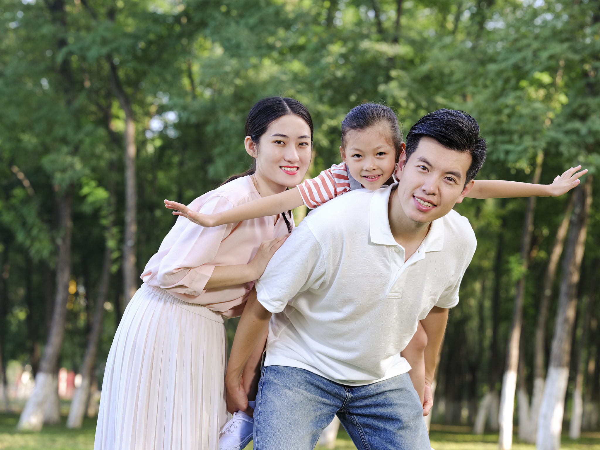 写一个一个人有5个老婆的幸福爱情小说1000字。