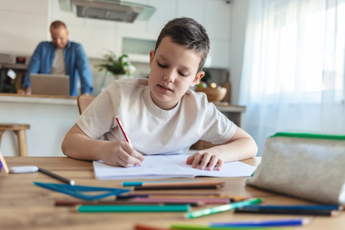 孩子左手写字？尊重习惯，提供帮助！