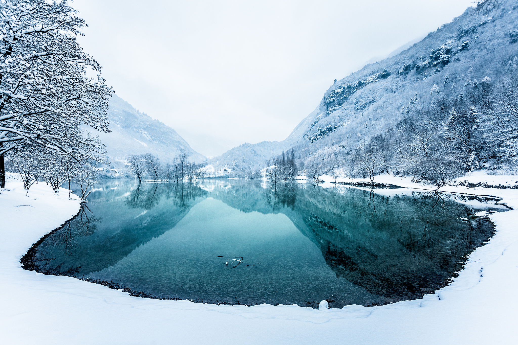 冬天的山：银装素裹的梦幻仙境