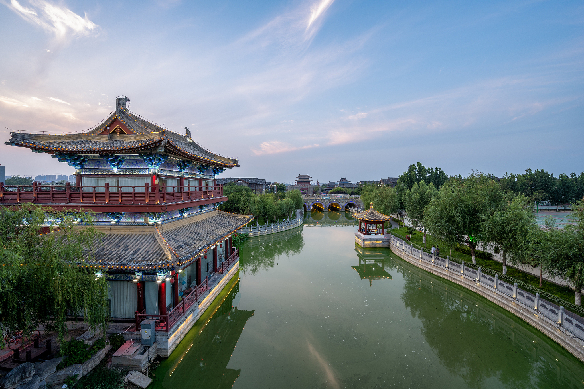 中国河南开封大宋御河夜景