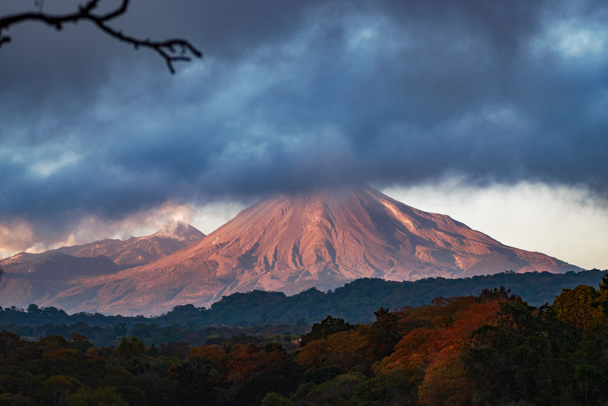 富士山火山喷发：历史、风险和监测