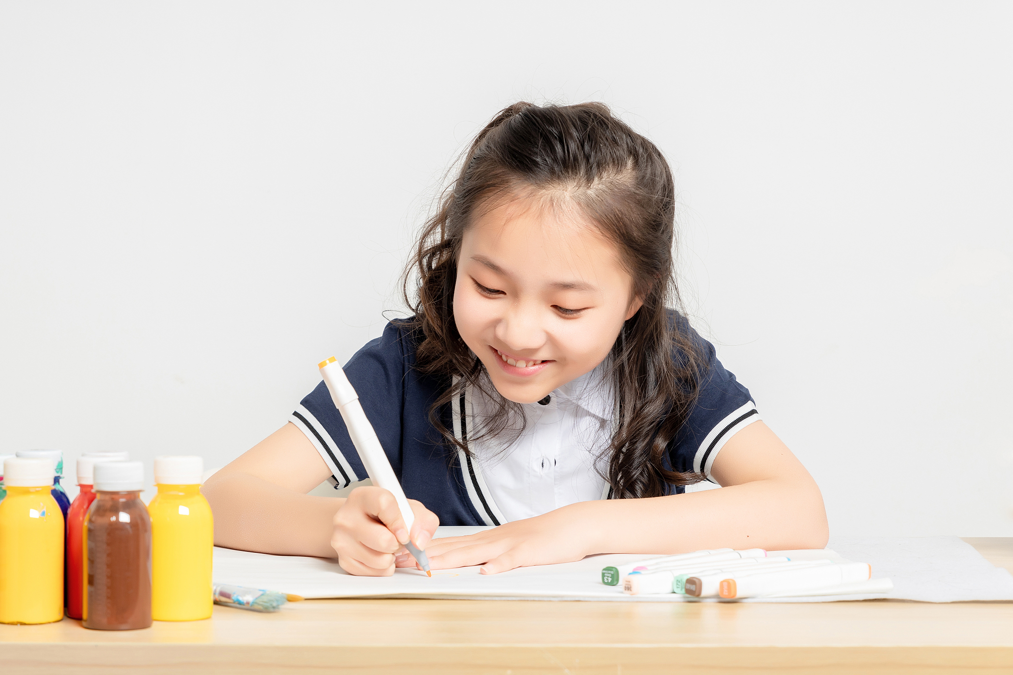 正在画画的亚洲小学女生
