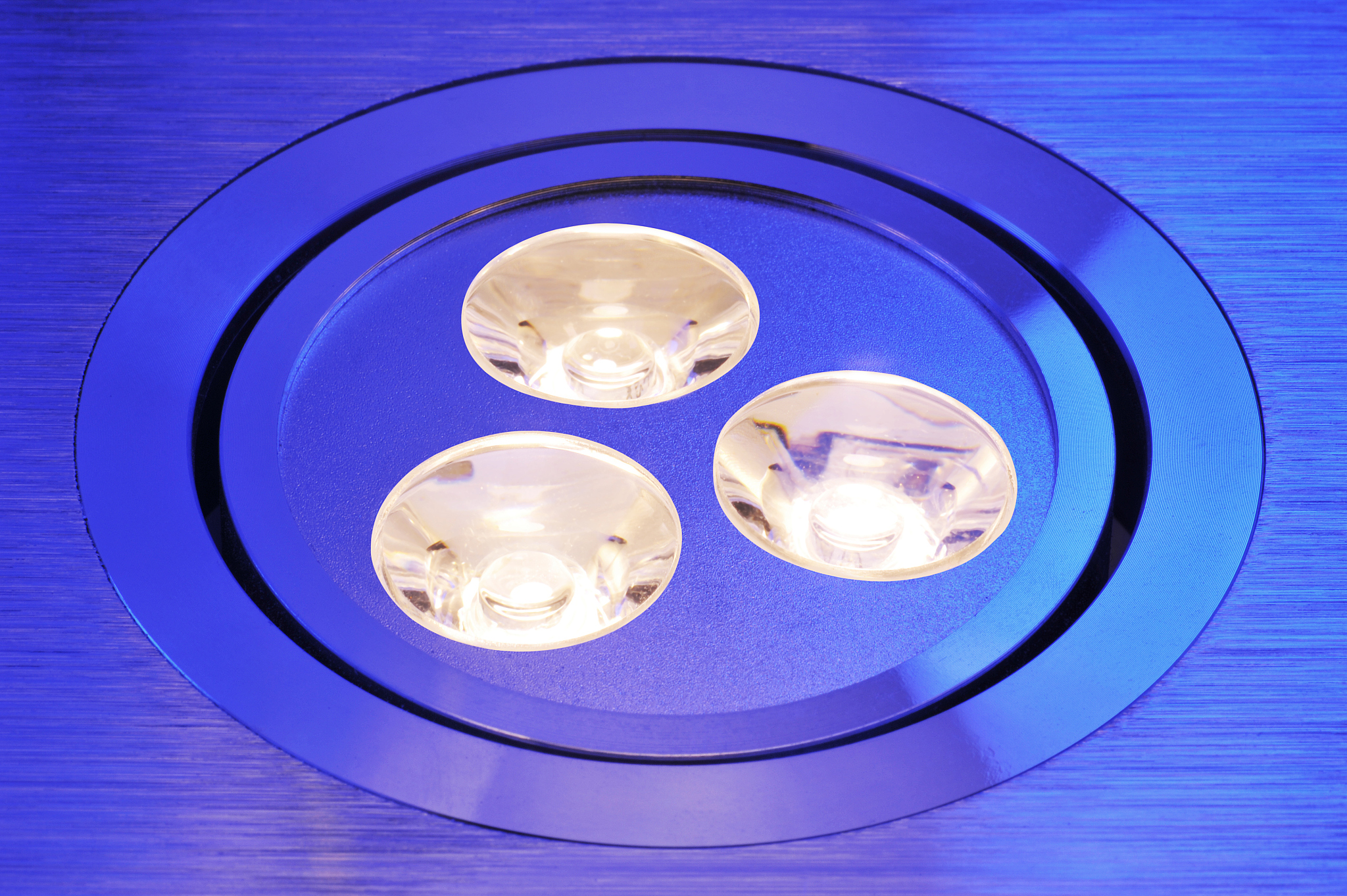 润色这句话：By a narrow slit 37mm long and 3mm wide on the reflector the pump light directly enters into the rod unabsorbed light reflected by the inner surface of the reflector and reabsorbed by the crysta