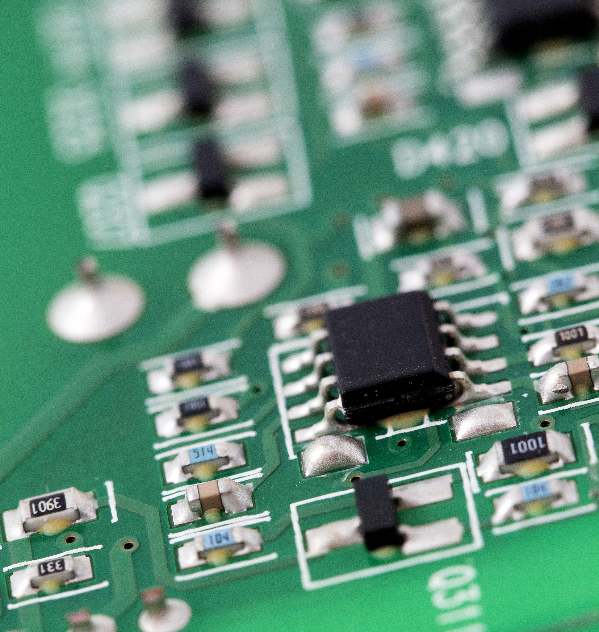 氮化镓电源器件驱动电路优化设计，提升电力电子产品效率和功率密度