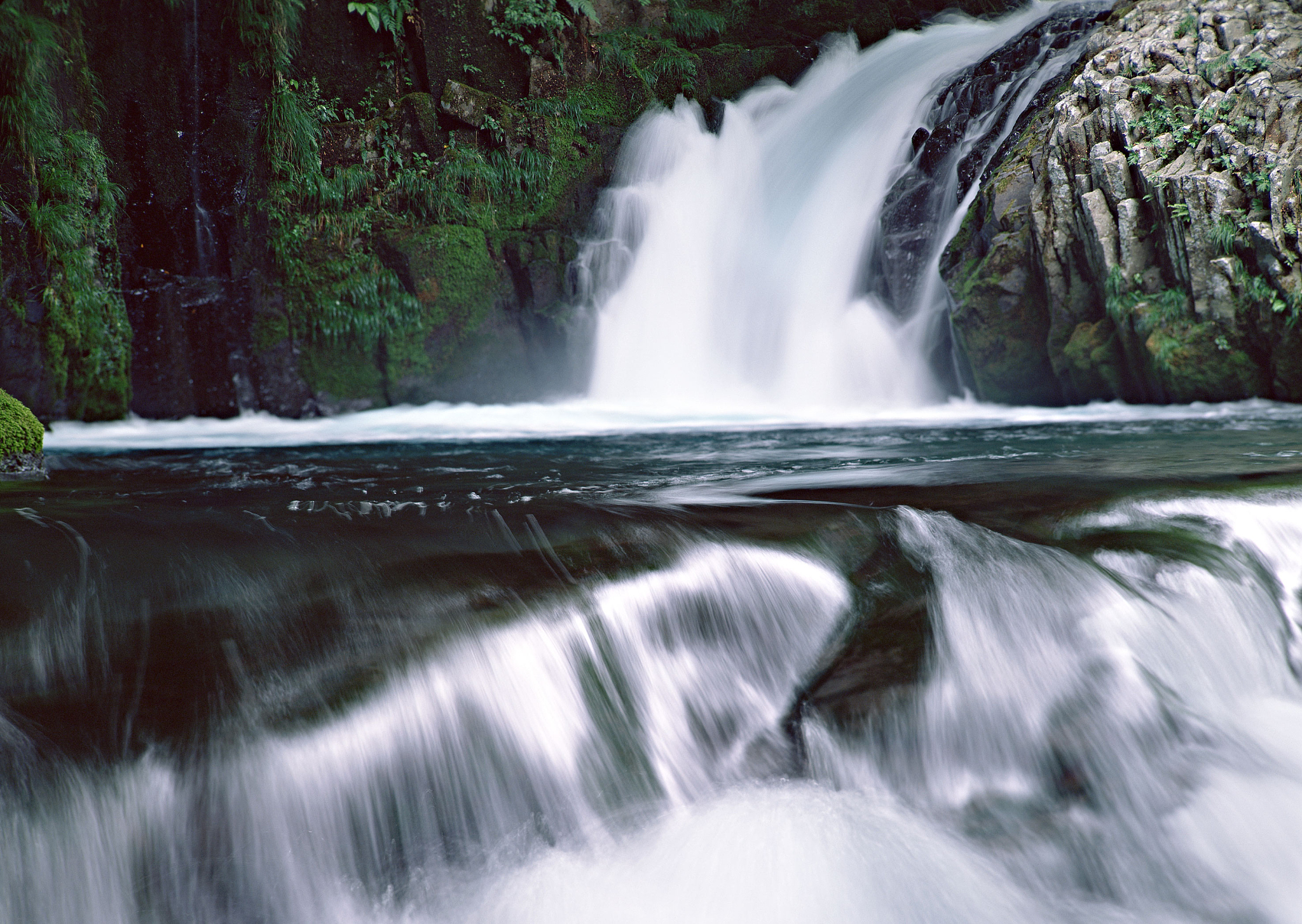 七字诗：山水瀑布，壮丽仙境