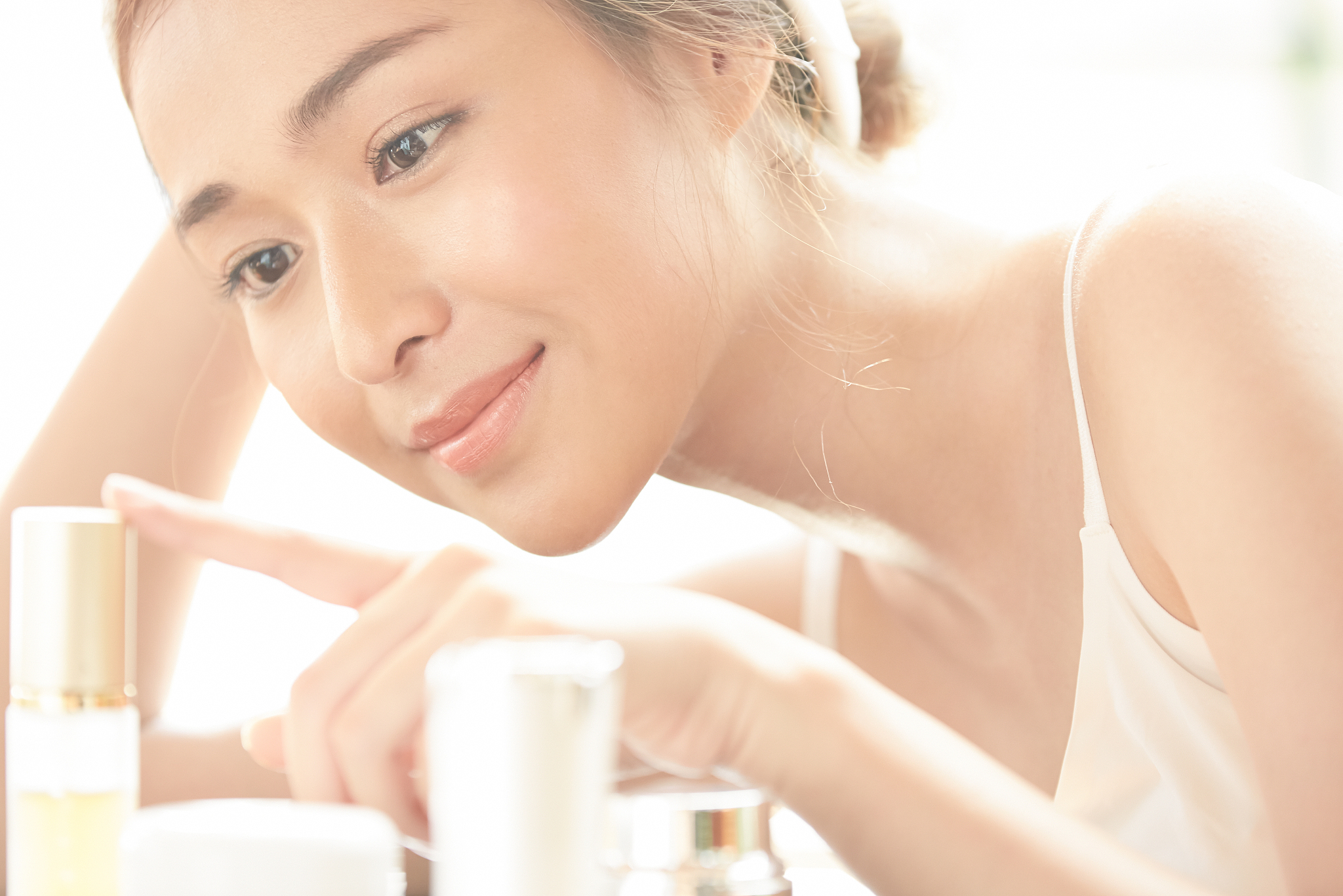 换机护肤难题：1、和夏天一样的护肤品但是感觉脸干干的很粗糙2、坐标杭州风真的很大皮肤会泛红敏感扩写上述文字500字左右