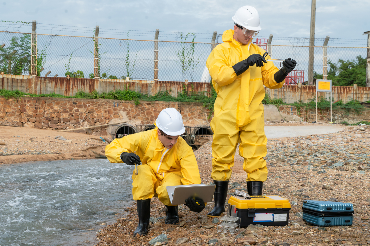 如何用另一种方式表达'混凝土振捣工必须穿雨鞋，戴绝缘手套'？