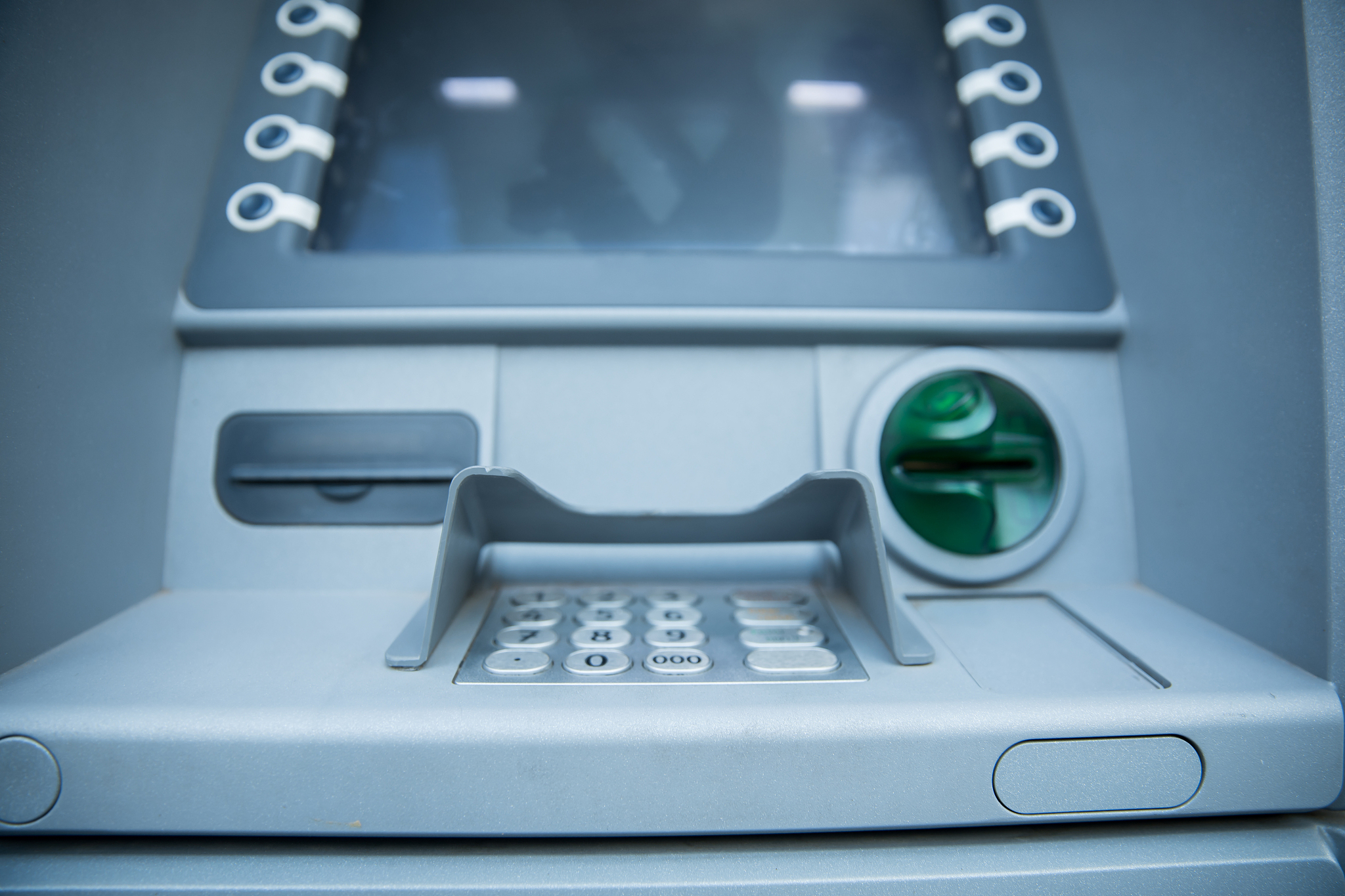 1、案例需求：某银行卡账号上有500元现金一个人拿着存折去柜台取钱同时另一个人拿着卡去ATM上取钱各自取400元。现要求取钱的过程中不能出现资源竞争：比如400元被取出2次银行的账目不能小于0等。