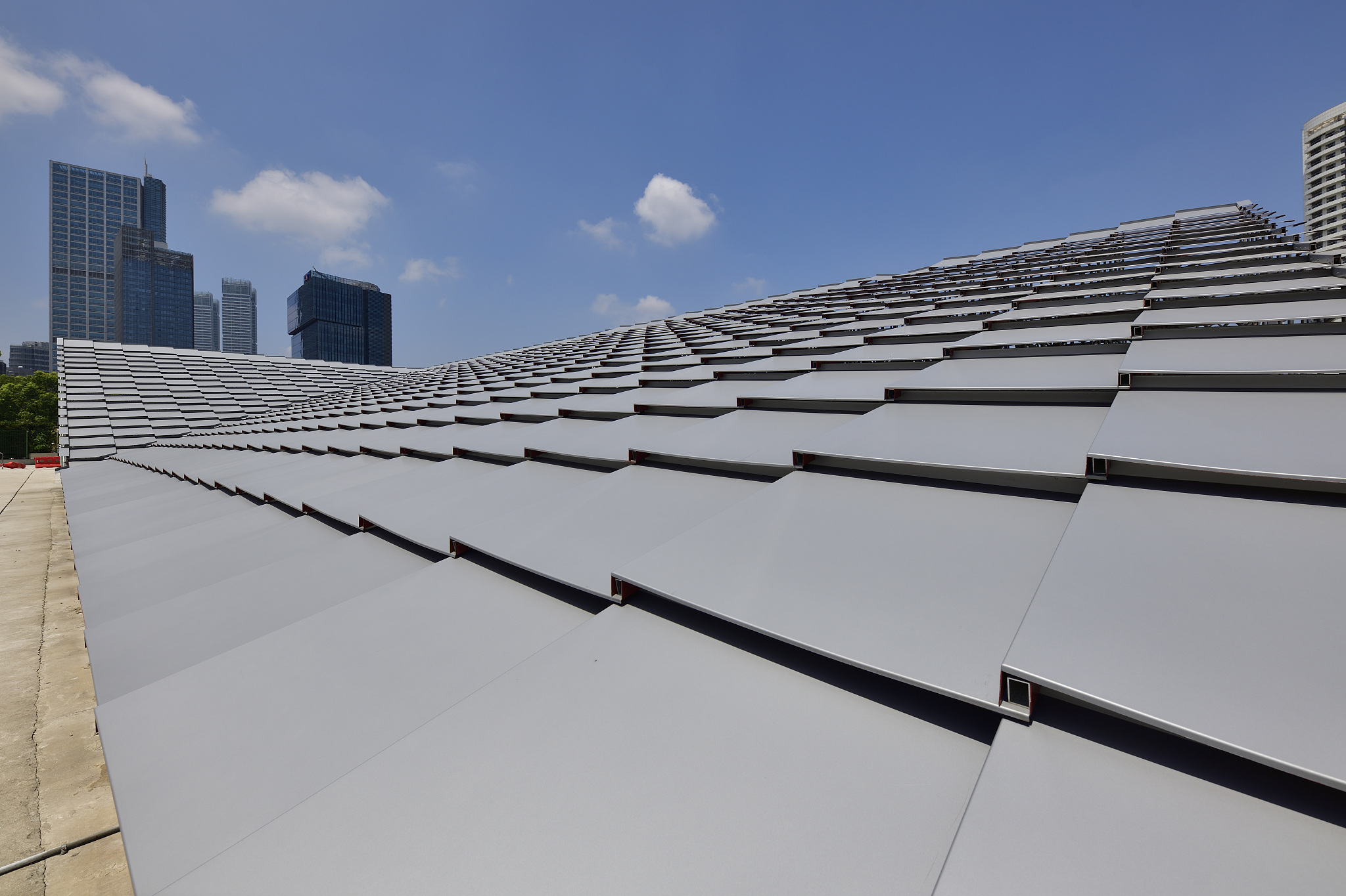 写一篇不少于500词建设金属棚建筑用puf板屋顶的文章