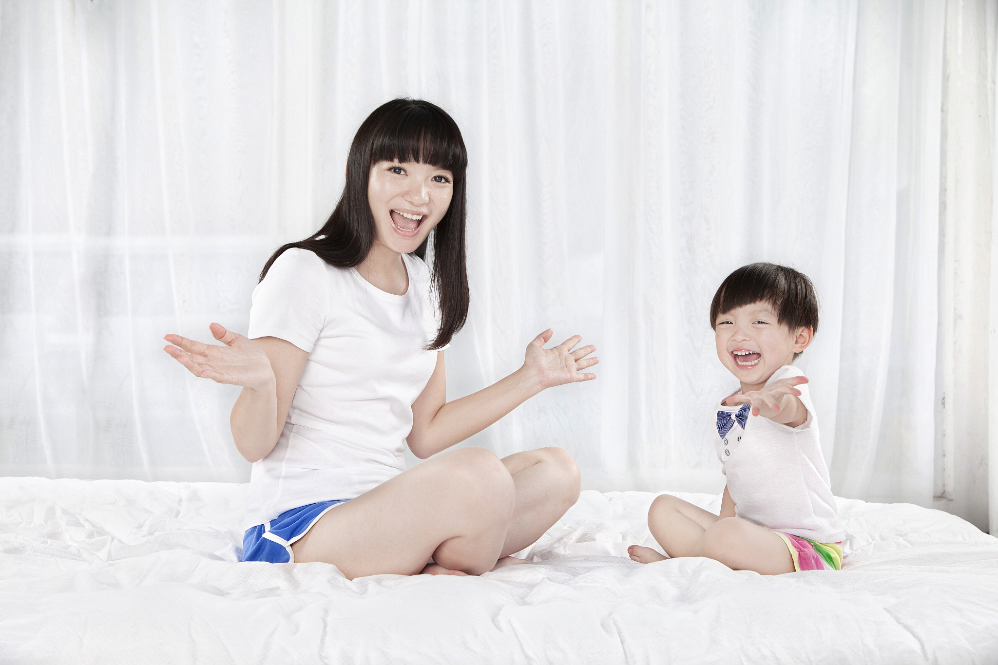 坐在床上的母女