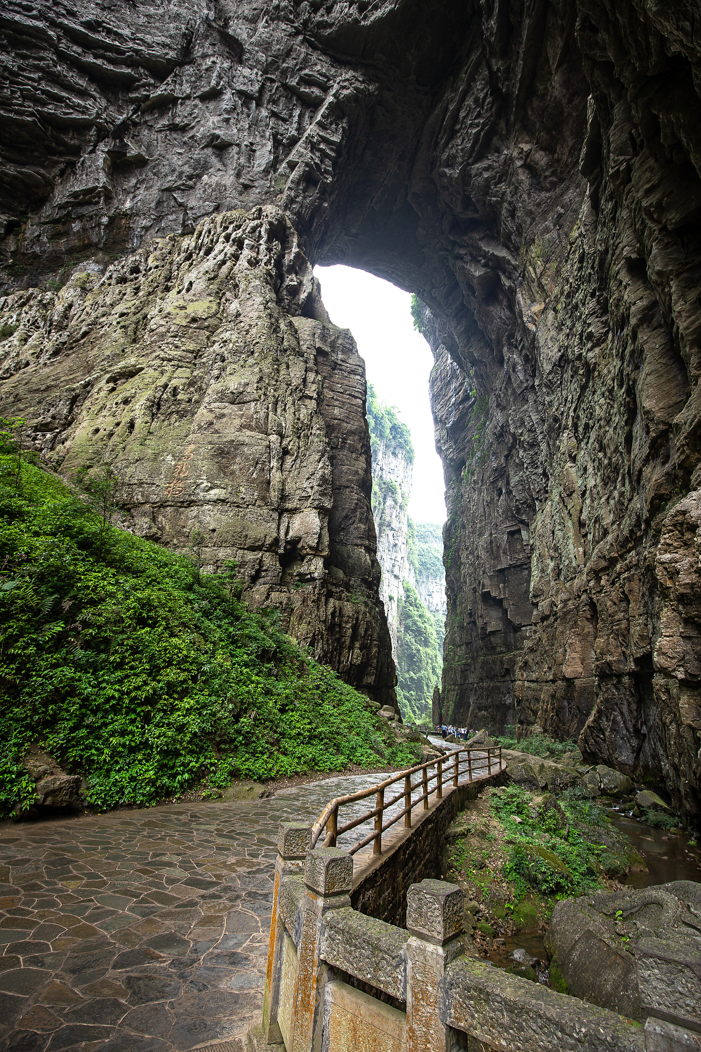 武隆天生三桥是一个非常受欢迎的旅游目的地它以其壮丽的自然景观和独特的玻璃栈道而闻名。以下是一些建议帮助您在旅行中更好地享受武隆天生三桥的美景。1 到达武隆天生三桥的最佳方式是先到达重庆市然后乘坐公共交通工具前往武隆区。您可以选择乘坐火车或飞机到达重庆市然后乘坐巴士或出租车前往武隆区。天生三桥位于巫山镇您可以乘坐巴士或包车前往景区。2 武隆天生三桥全年开放但最佳的参观时间是春季和秋季。这时天气适宜风