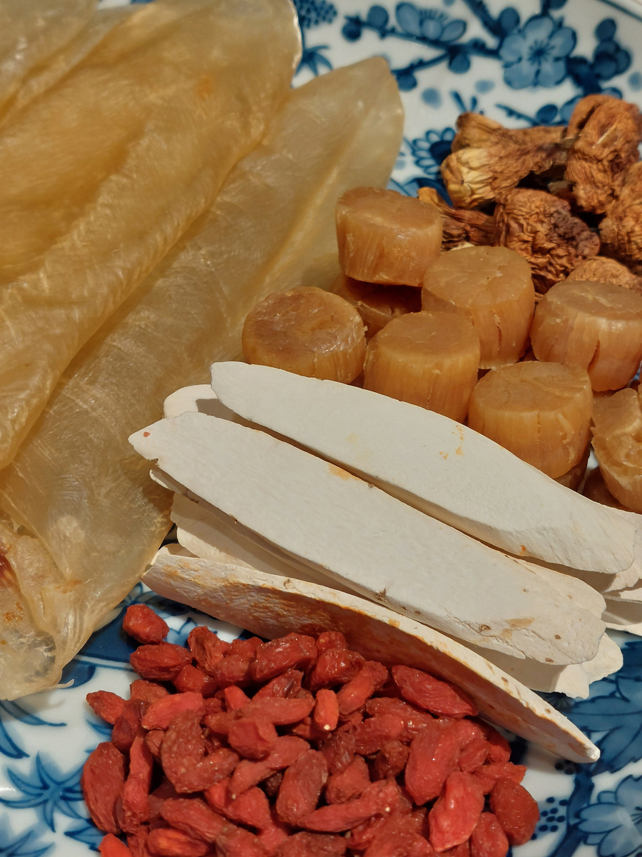 腐皮腐皮是一种食材也称为腐乳皮或臭皮是发酵豆腐干的表面上形成的一层菌类或霉菌通常呈现出黄色或棕色的颜色。它有着独特的臭味和口感是用于调味料的重要成分之一。在中国菜肴中腐皮可以加入烤鸭、炒菜等多种菜肴以增加其香味和口感。继续