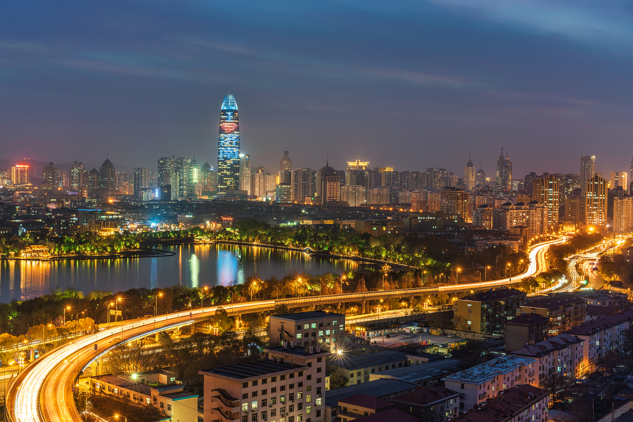 山东济南老城区夜景