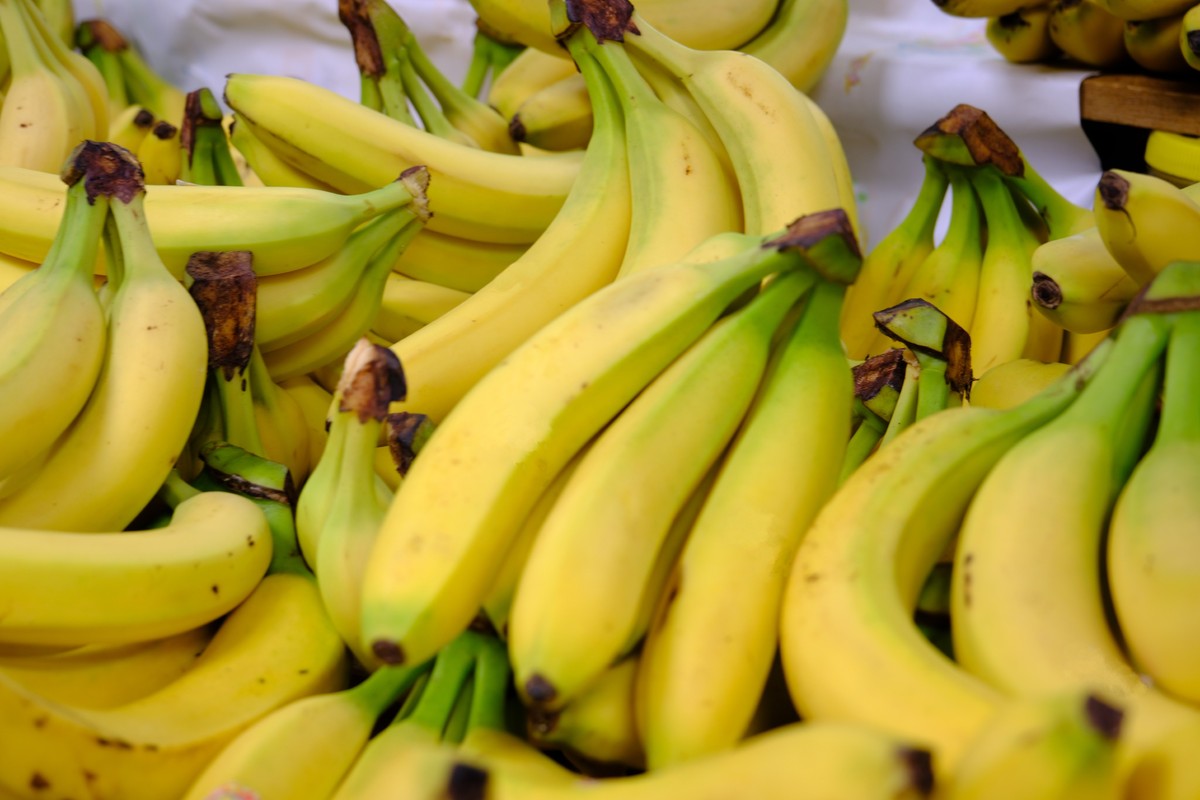 新鲜香蕉热卖中！市场直销，价格实惠！