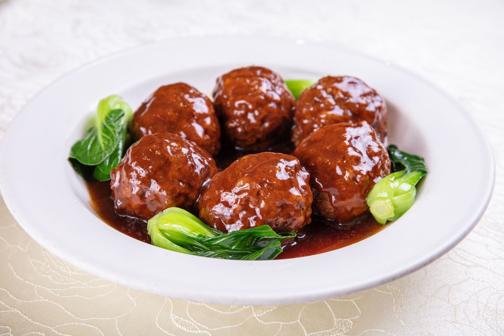 红烧狮子头：用什么肉做的？300字详细解析