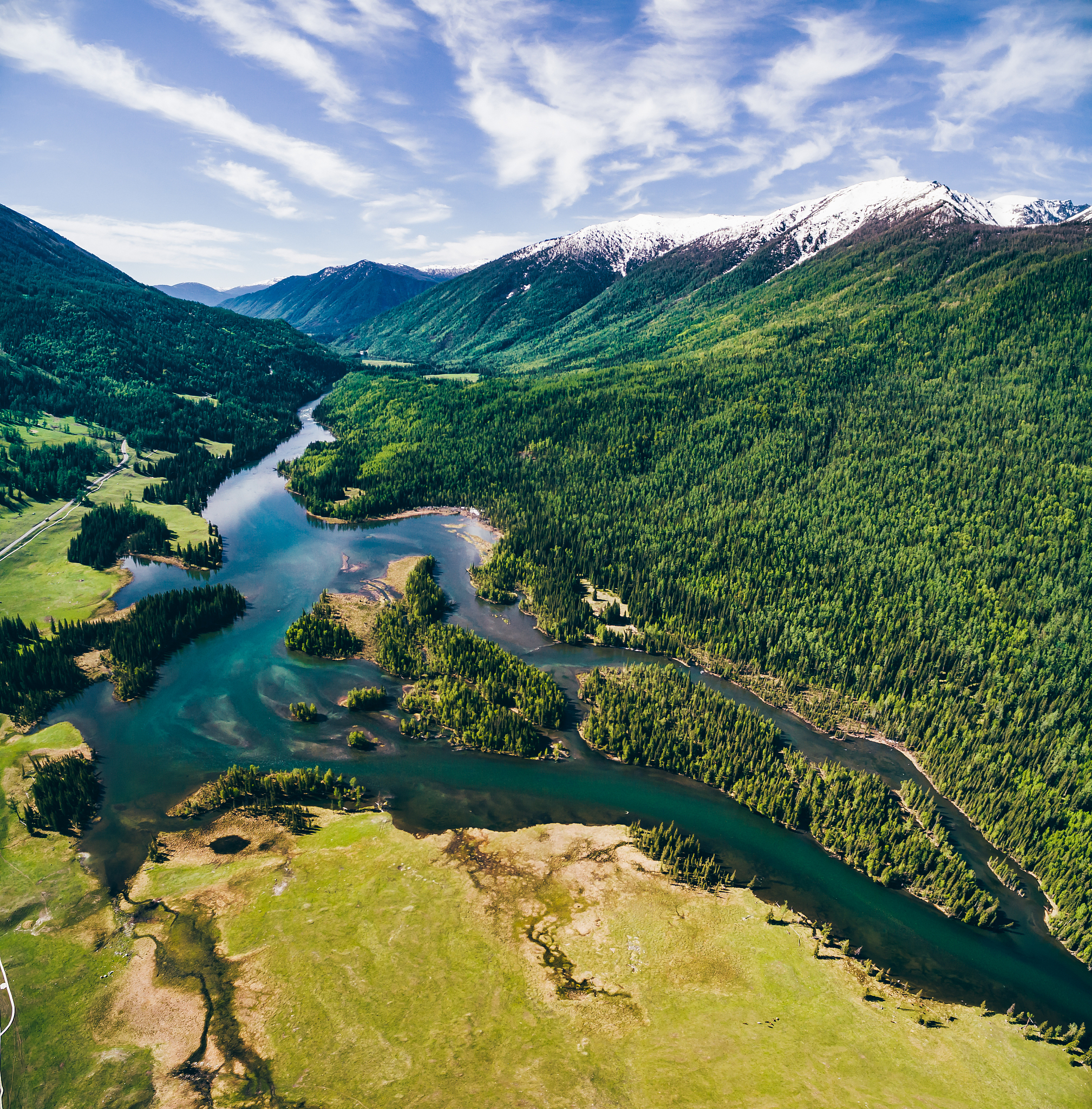 喀纳斯景区的功能分区按照一心两翼方法归纳并详细阐述一心与两翼分别是指什么 并。对其按照各个分区写项目设计均需包含旅游节庆策划的内容