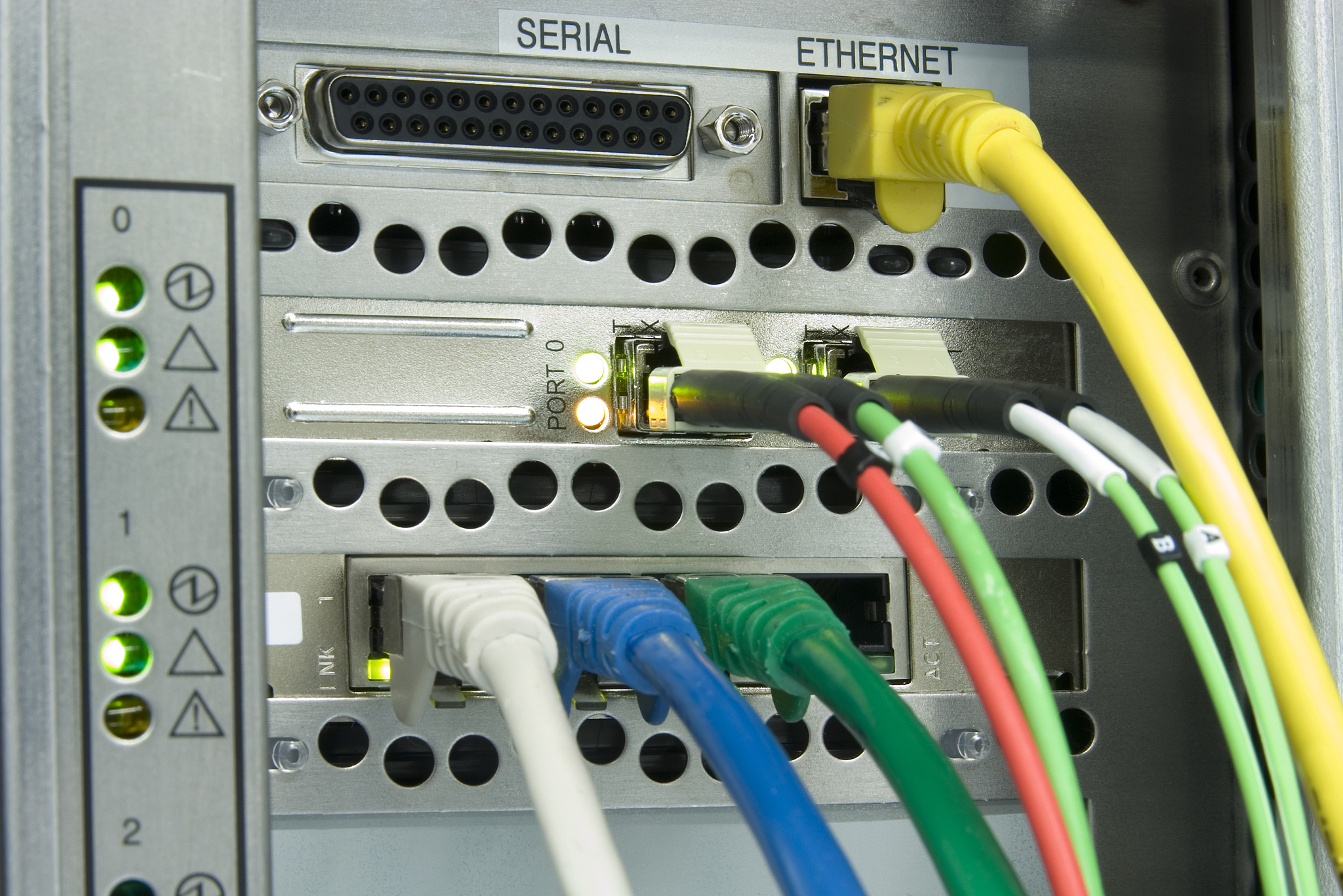 网线口一个亮 一个不亮