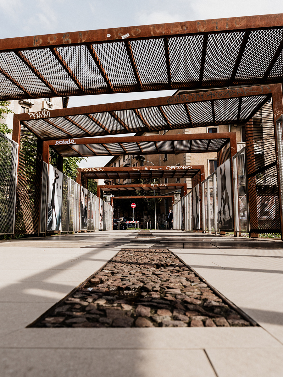 景观公共设施圆月舞台此圆月舞台为下沉式上面架有廊道的设计说明：包括设计立意、创意理念、设计目的、设计定位、设计手法、设计尺度、设计材料、设计色彩