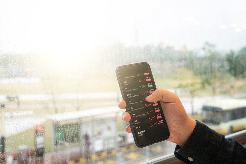 用准确公正语气写出下列语句的类似的客户走访工作要求：所有客户的的走访均要掌上云平台上定位打卡和拍照记录。