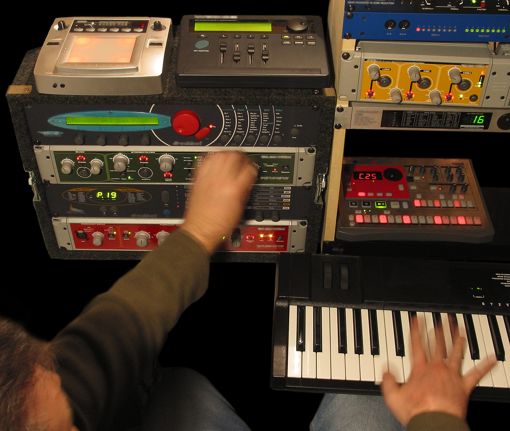 x80电子琴戴耳机如何用手机录视频