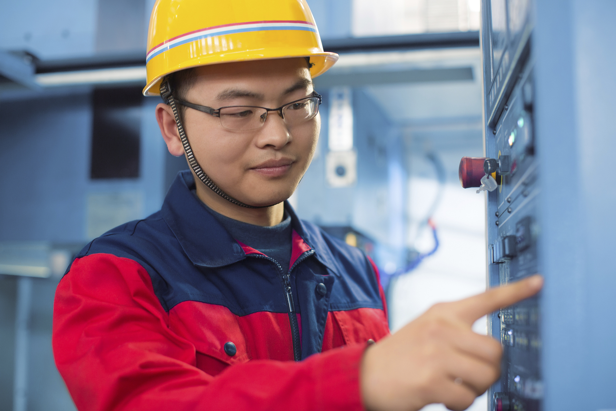 你好您好！有什么可以帮到您呢？吃苦耐劳精益求精——记乙烯部优秀员工张建涛 在浙石化乙烯部有这么一位优秀的员工张建涛他吃苦耐劳精益求精作出了令人赞叹的成绩赢得了领导、同事们的肯定和赞誉。 浙石化乙烯部共建有三套140万吨年乙烯装置。在3#乙烯开工过程中由于工期紧任务重张建涛在装置现场一刻不停地忙碌着应对各种突发问题与中控的同事们紧密配合。裂解气压缩机进料时由于物料中杂质过多造成了凝液泵过滤器堵塞为了