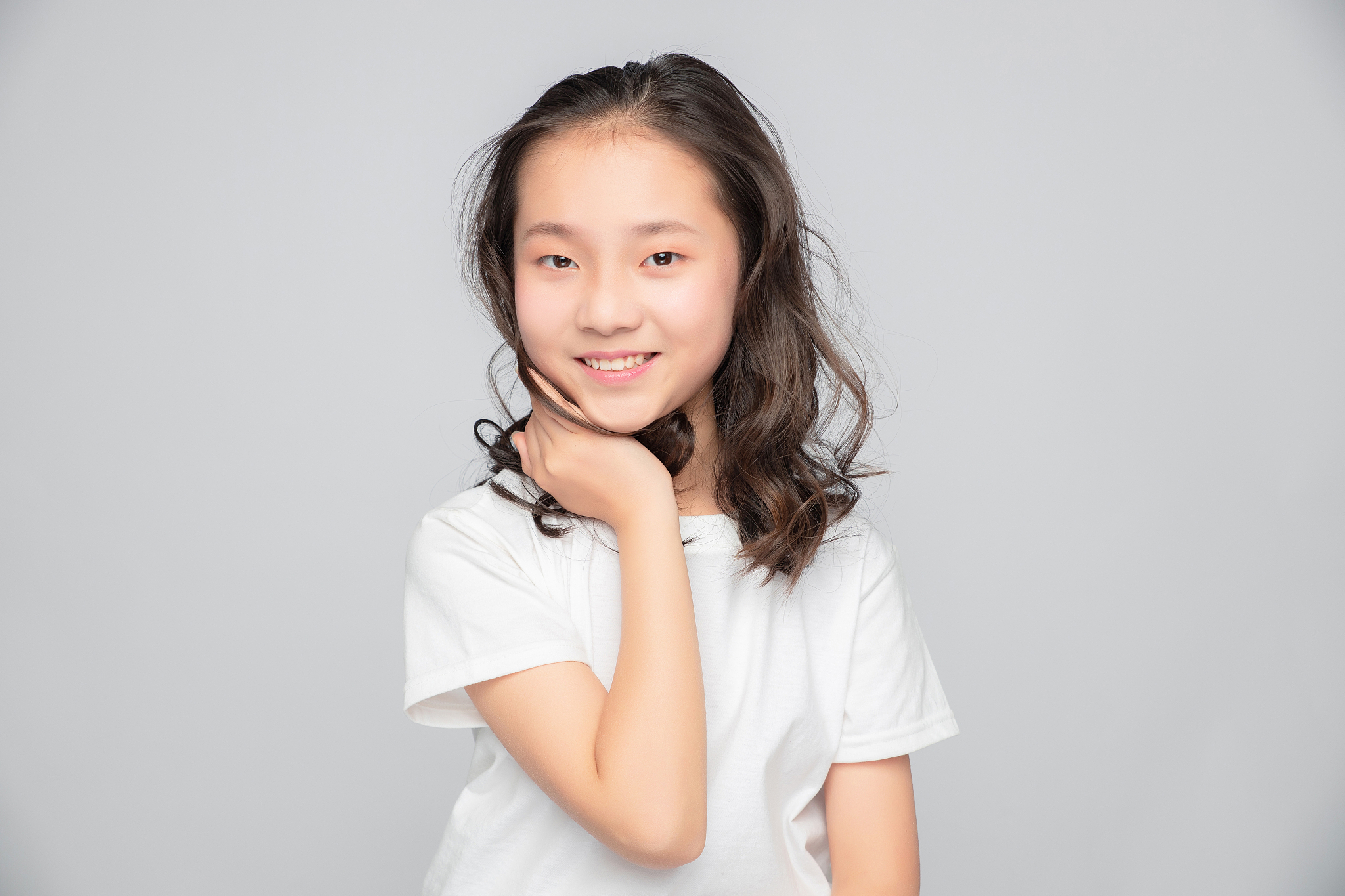 灰色背景里的亚洲小学女生