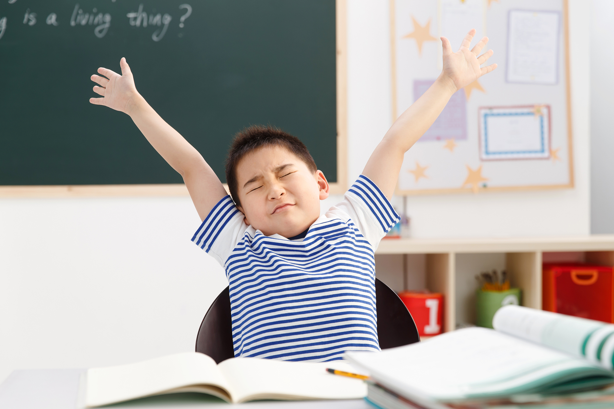小学生在教室里伸懒腰