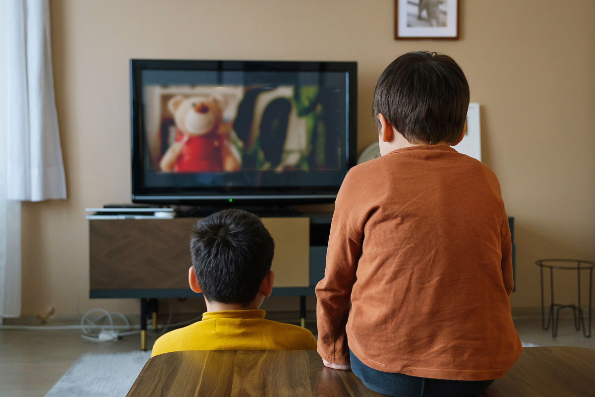 电视对孩子的影响有多大？该如何正确引导孩子看电视？