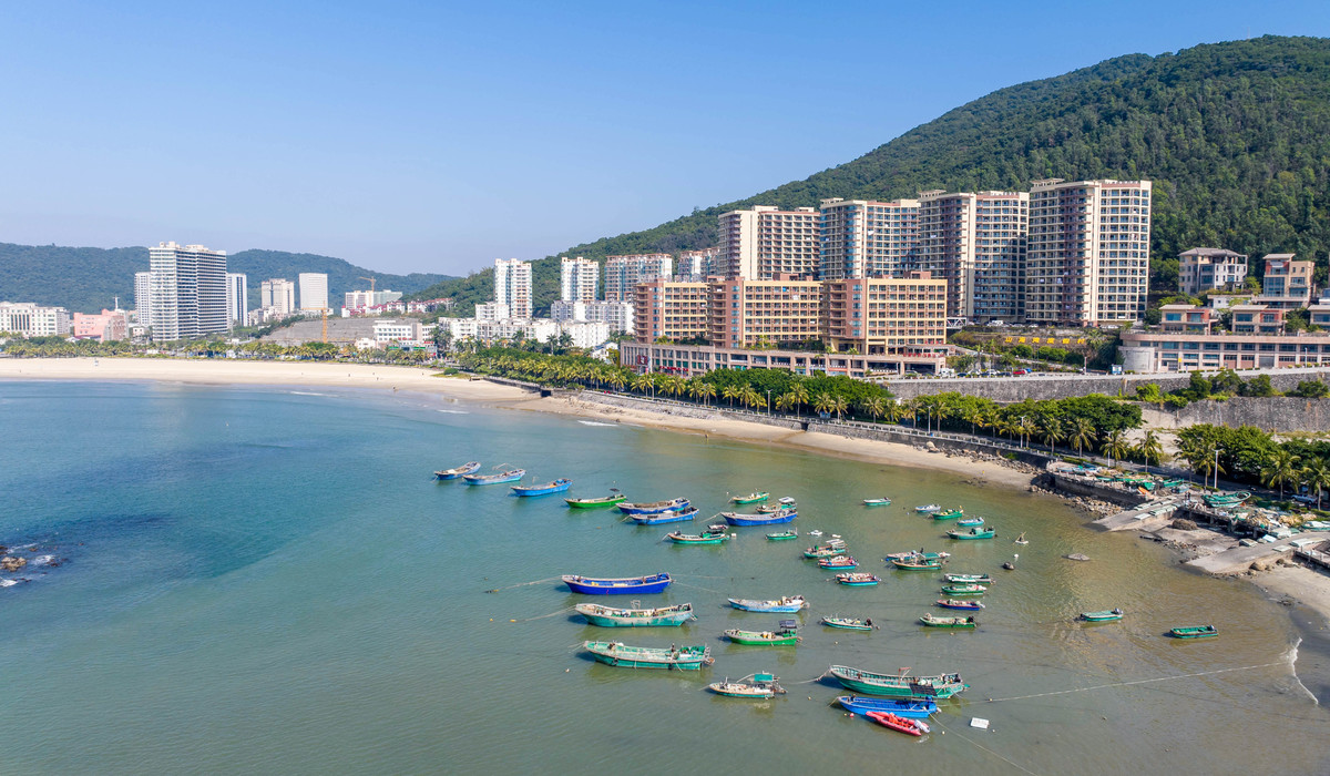 中国广东海陵岛豪华海滨度假村和沙滩的鸟瞰图