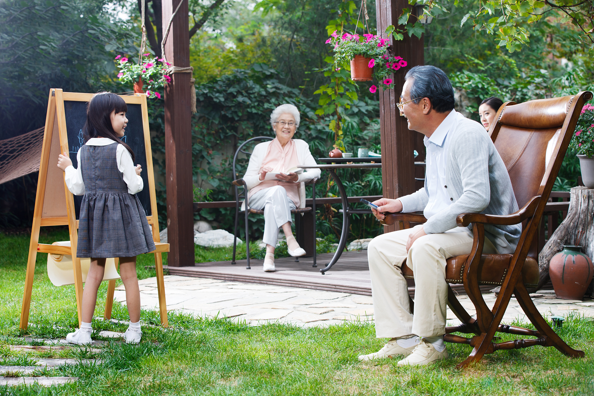 我要采访服务老年群体的房地产项目的总经理帮我准备10个采访问题