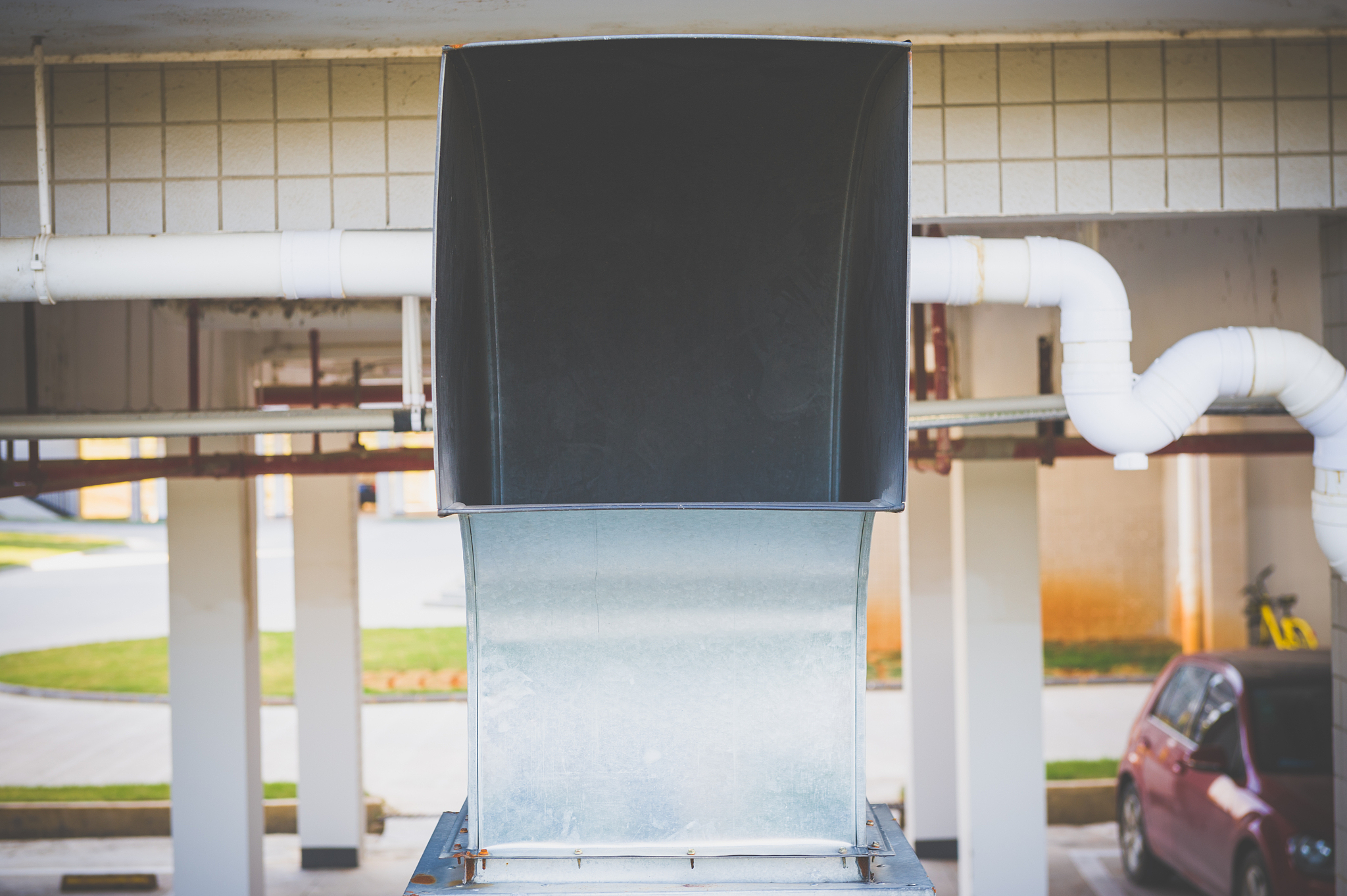 帮我润色下：GEDWs墙体的换热量是评价热泵系统中GHEs换热效果优劣的最直观指标在很大程度上决定着热泵机组的运行性能。在工程实践中墙体的单位面积平均换热量Q是设计师需要参考的重要数据精确的Q值有助于合理的设置GHEs的管道布局为热用户的基本冷、热量消耗提供保障。 图4a b c分别给出了时间温度边界TDTB与恒定温度边界FTB条件下不同墙体埋深10m 20m 35m的单位面积平均换热量与出口温度