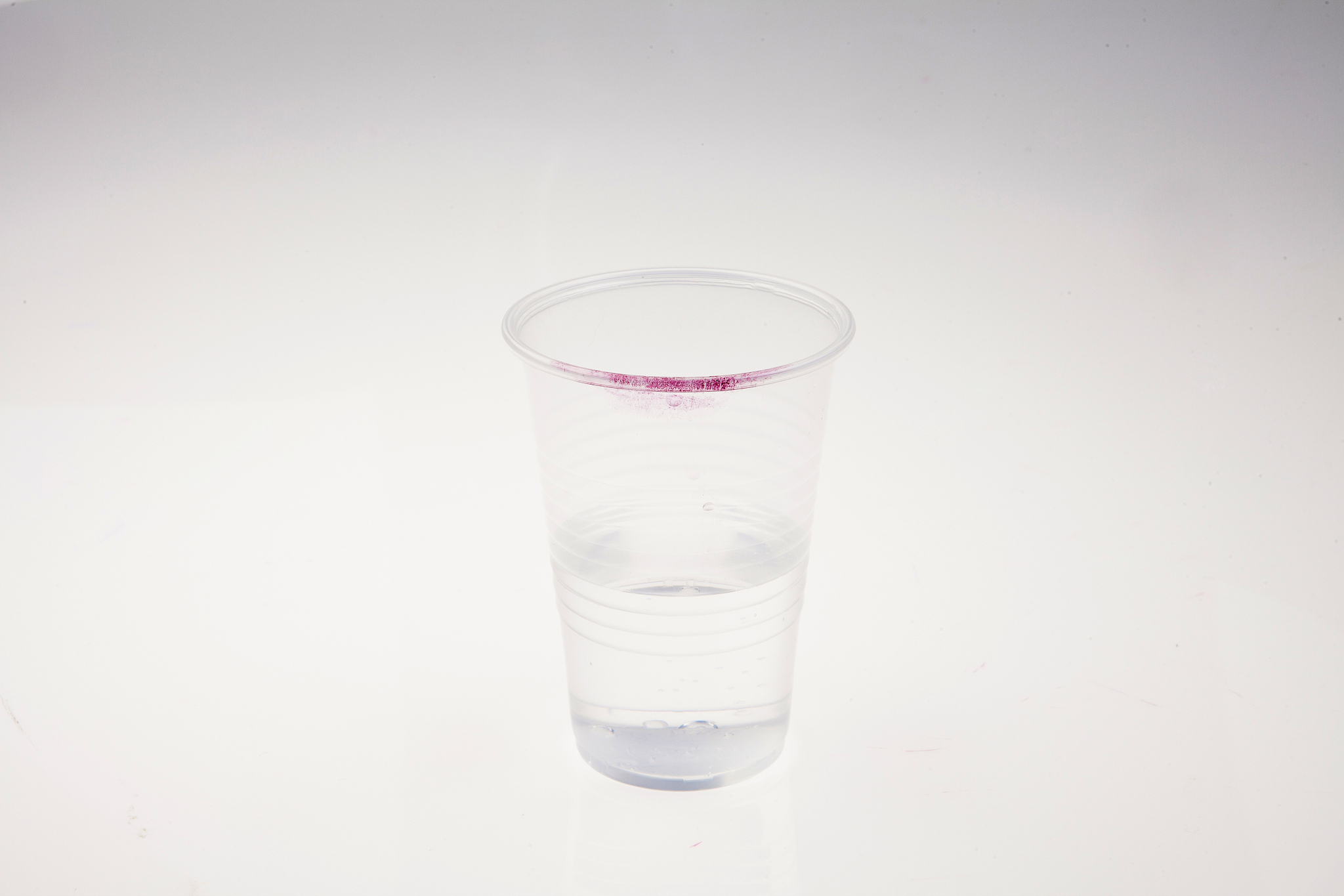 塑料杯可以装热水吗