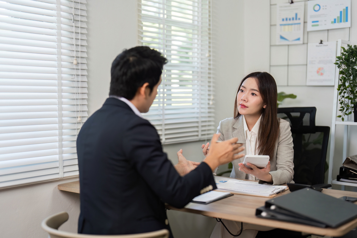 企业老板出差说月底回来本来咨询的岗位应聘搁置了现在临近月底我怎么问询企业老板去面试呢